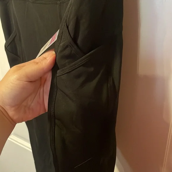 *SOLD* Pop Fit Leggings - Picture 3 of 5